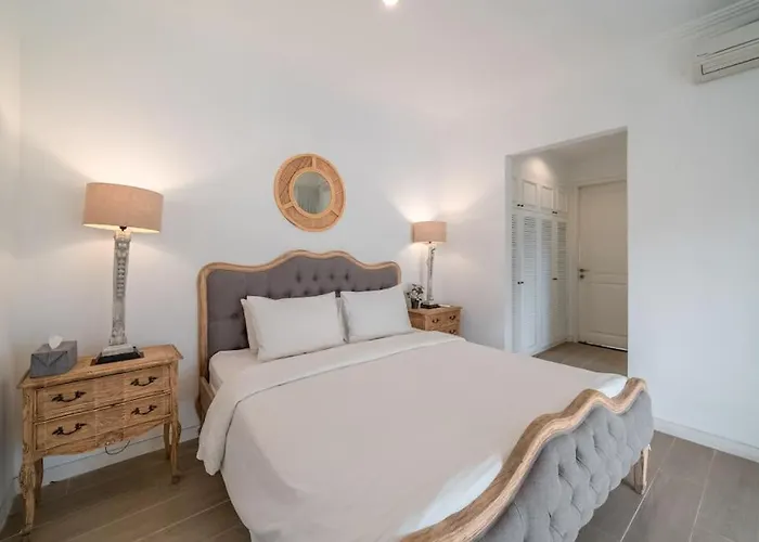 Beachside Colonial Elegance: 4br In *