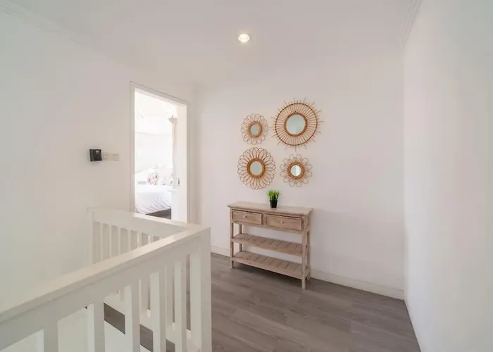 Beachside Colonial Elegance: 4br In Villa *