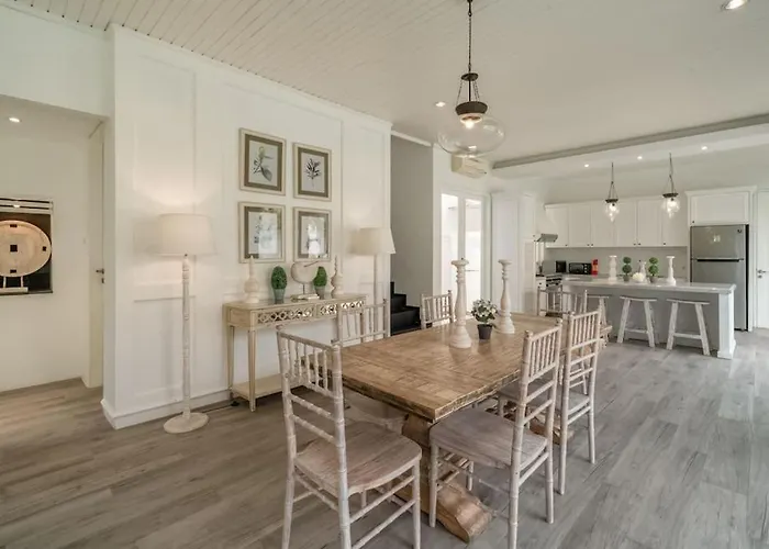 Beachside Colonial Elegance: 4br In Villa Canggu