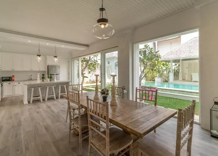 Beachside Colonial Elegance: 4br In