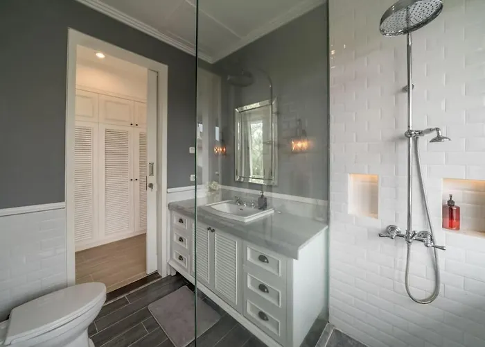 Beachside Colonial Elegance: 4br In *
