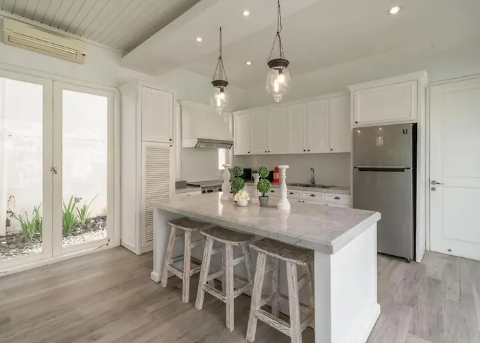 Beachside Colonial Elegance: 4br In Villa