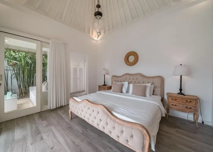 Beachside Colonial Elegance: 4br In Villa
