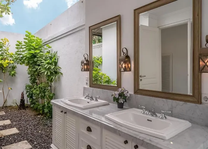 Beachside Colonial Elegance: 4br In Villa