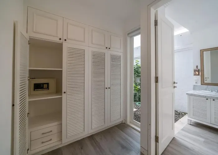 Beachside Colonial Elegance: 4br In Villa