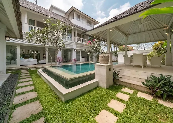 Beachside Colonial Elegance: 4br In *